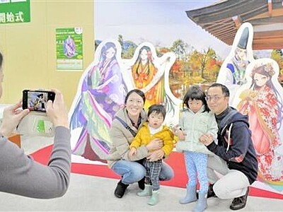 紫式部らのキャラクターパネル背に家族写真　生涯学ぶ巡回展が福井で