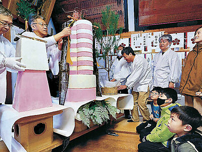 藩主に献上、紅白の鏡餅　 金沢・田井菅原神社で再現　宮司ら積み上げ
