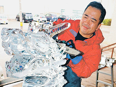 氷彫刻で「辰」の大作　魚津のホテルグランミラージユ・楞谷総料理長