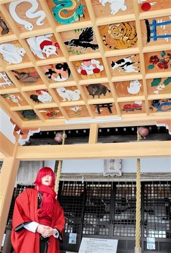 西野さんが描いた天井画＝１２月２２日、福井県福井市加茂町の賀茂神社