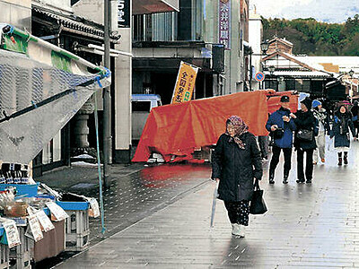 輪島朝市が再開「年末来て」　 大雪で２日間休止