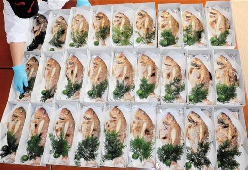 出荷の最盛期を迎えている敦賀真鯛の姿焼き＝１２月２７日、福井県敦賀市沓