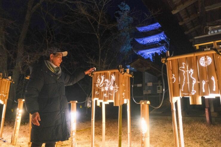大法寺の境内を照らす竹灯籠