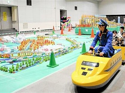 鉄道おもちゃ、親子連れ満喫　沿線ジオラマも人気　福井市