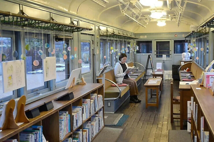 １日１組限定で貸し出す「電車の図書室」の内部