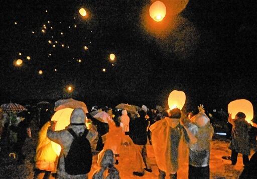 夜空にランタンを放つ参加者＝２０２３年２月１８日夜、福井県大野市南六呂師