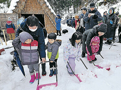 湯涌温泉の「氷室の仕込み」体験　避難の親子も雪詰め