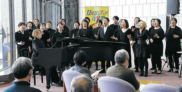 鎮魂歌を披露した市民ゴスペルグループ＝石川県立音楽堂