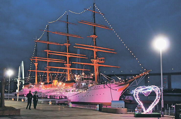 ピンク色にライトアップされた帆船海王丸