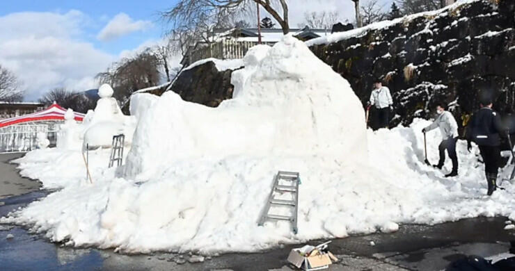 大型の雪像造りが佳境を迎えた雪まつりの会場