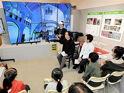 仮想空間で恐竜間近に　福井で催し　親子１０人化石観賞