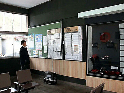 木曽平沢駅を快適な空間に　待合室壁をヒノキにし、塗り直しも