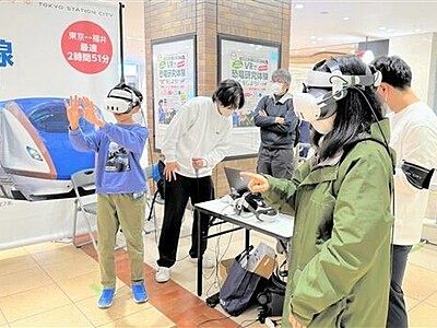 東京駅で恐竜〝目の前〟　県立大、骨格研究ＶＲ体験会