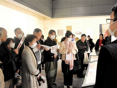 結城秀康の生涯、展示で深掘り　福井市郷土歴史博物館の特別展会場で学芸員が解説