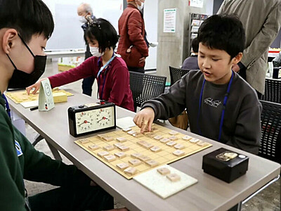 将棋「童王戦」　小学生以下の25人が熱い対局　飯田市で初めて企画