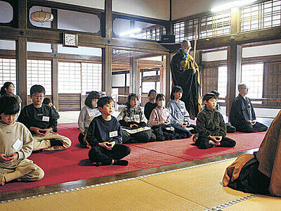 児童が坐禅を体験　大乘寺、４年ぶり対面で実施　曹洞宗県青年会