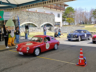 往年の名車60台　八ケ岳を見ながら走る　小海町・松原湖高原でイベント