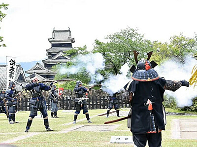 松本城に火縄銃のごう音　恒例の「古流砲術演武」　外国人観光客と交流も