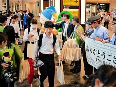 修学旅行生「また北陸へ」　千葉の130人おもてなし、福井駅で見送り