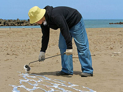 アルミでかたどる直江津の海、波の音...上越市の「なおえつ　うみまちアート」開催前に、作家が砂浜で作品制作♪